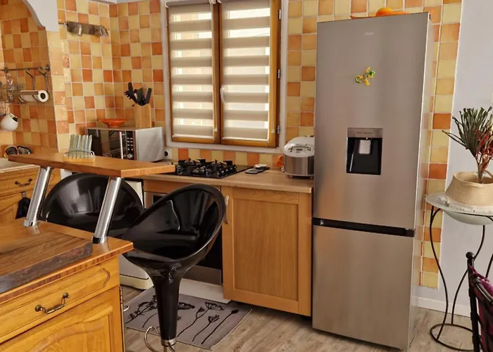 Petite Maison Au Cœur Du Village Hébergement de vacances *